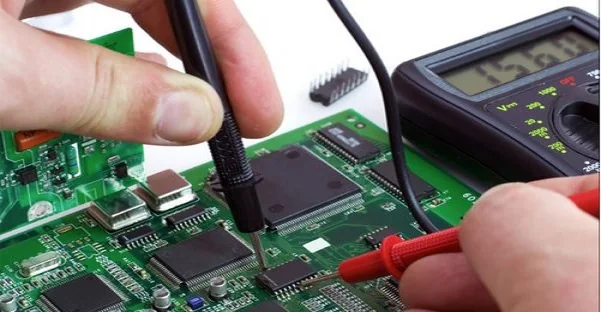 Diagnóstico eletrônico em placa de equipamento industrial